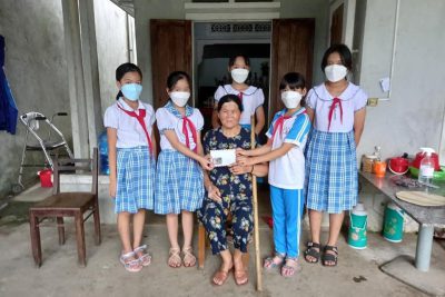 Nhân kỉ niệm 47 năm ngày giải phóng hoàn toàn Miền Nam. Sáng ngày 27/04 BCH Liên đội đến thăm gia đình chính sách tại thôn 1 xã Long Hiệp huyện Minh Long. Số quà đến thăm trích từ tiền kế hoạch nhỏ của Liên đội